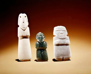 Gesneden figuren met centrale vogelvormige celt met bolle rug, uit Guacimo, Linea Vieja gebied door Pre Columbian Pre Columbian